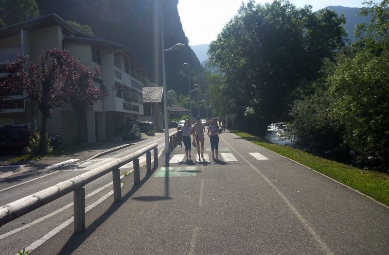 C'est une piste cyclable, piétons sur le côté svp merci
