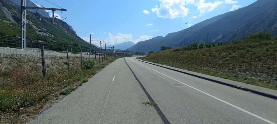 Aménagements cyclables à la sortie de St Jean de Maurienne , direction Amont