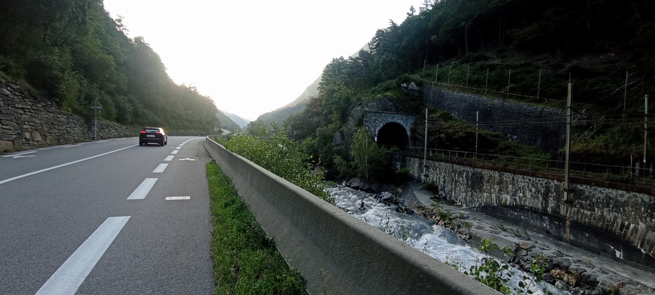 Bandes cyclables sur la D 1006 en compagnie de l'Arc et du train