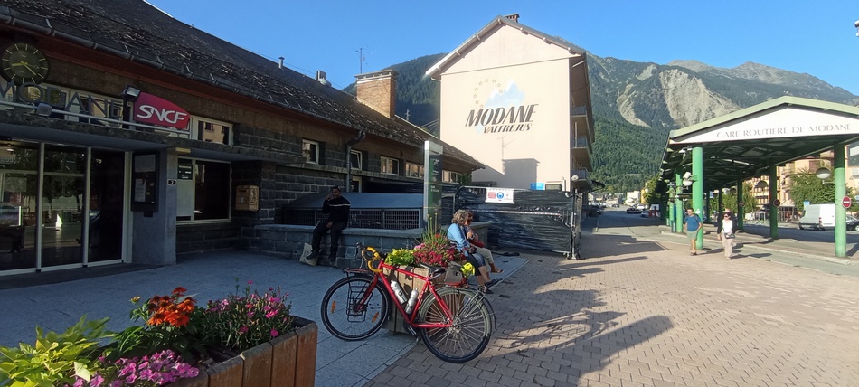 Renato Devant la fameuse gare de Modane en 2026