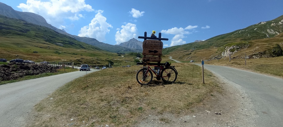 A gauche le tour du lac du MOnt Cenis, tout droit le col