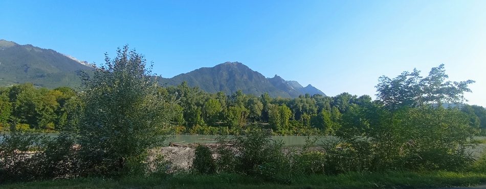 Le col de Tamie , La Belle étoile, la dent de Konsse, vus des bords de l'Isère à Albertville (V-62