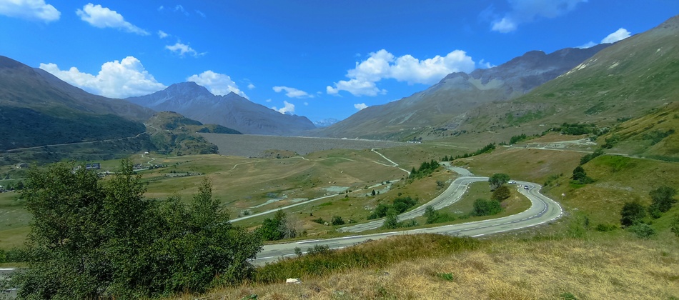 La route du col du Mont cenis en venant de l'Italie, sous le barrage