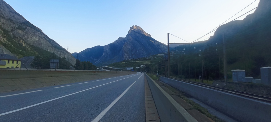 Sortie de st Michel de maurienne ; Bandes cyclables et D 1006 sur la route du retour ..