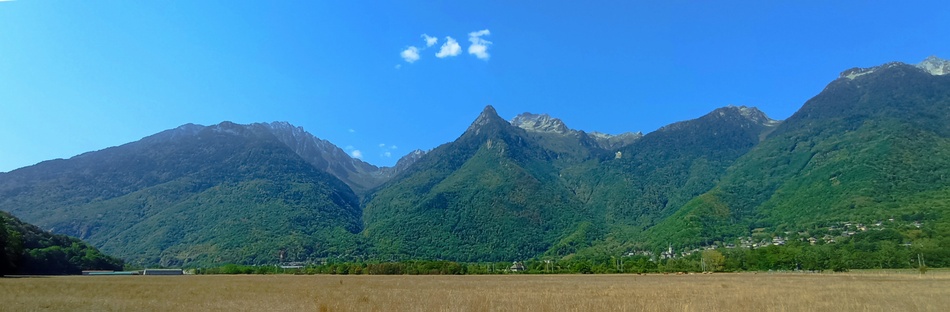 Massif de Belledone, vu de la vallée de Maurienne Avec le pic de st Rémi ?