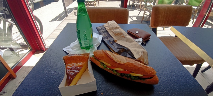 Pause à Sisteron : Si pour Marcel, ce fut la madeleine, pour claudio c'est le flan aux oeufs de la mère Basset boulanhère en Favergie.<