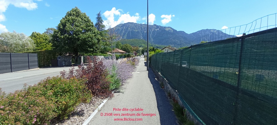 Faverges route d'Annecy direction Zentrum sur cette piste dite cyclable