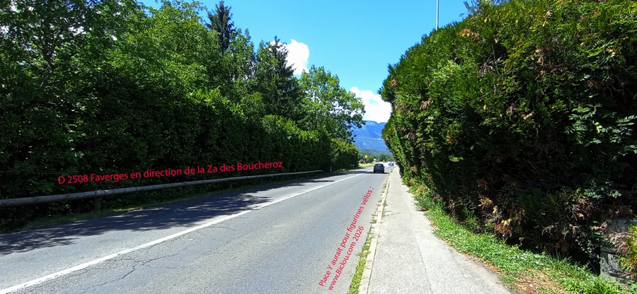 Faverges D 2508 Route d'Annecy direction ZA Boucheroz : Figurines cyclistes ?