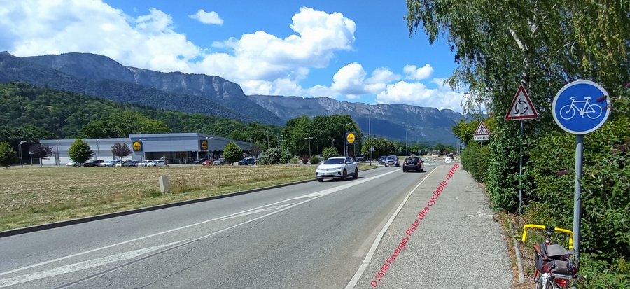 D 2508 Fzverges : route d'Annecy Vers Za Boucheroz (2026) ; une piste cyclable débile ..