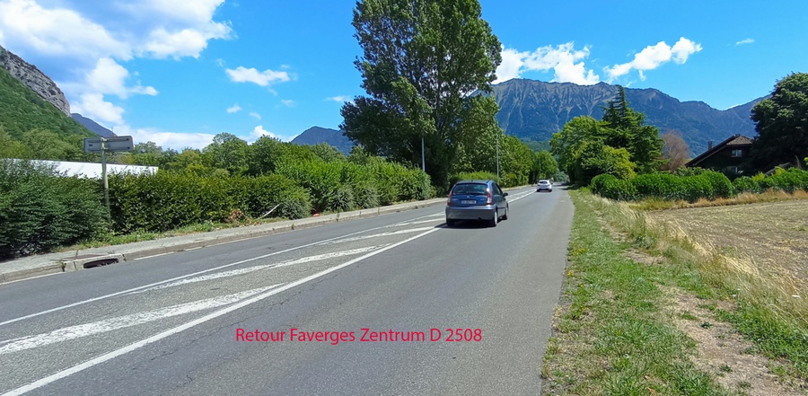 Faverges D 2508 route d'Annecy retour vers Pont Englannaz ; place Y aurait pour figurines cyclistes;